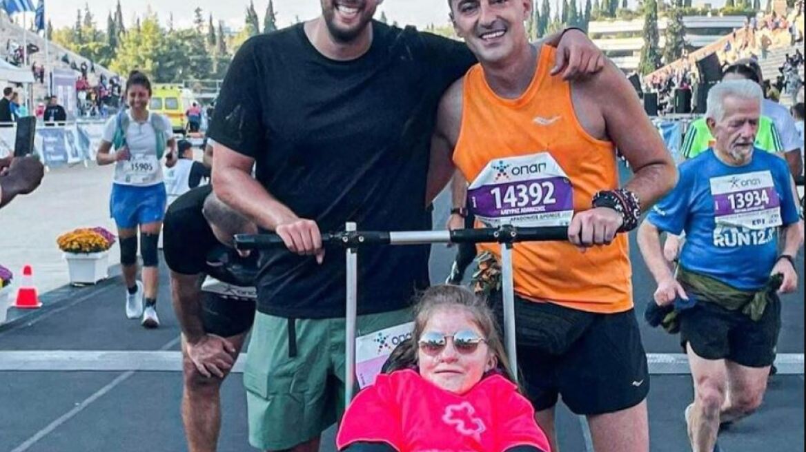 Ο Θανάσης Αλευράς έτρεξε στο Μαραθώνιο με την Ελευθερία Τόσιου, τη φοιτήτρια με τα κινητικά προβλήματα