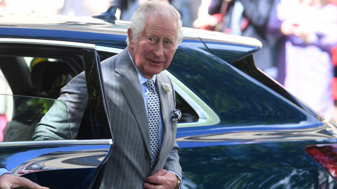 Βασιλιάς Κάρολος: Σπάει την παράδοση αιώνων, χωρίς κάλτσες και βράκες στην τελετή στέψης του