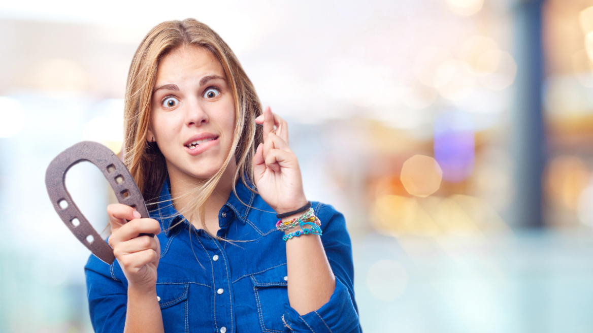 Γούρια, «κακό» μάτι και προλήψεις: Γιατί μας «στοιχειώνουν» οι δεισιδαιμονίες