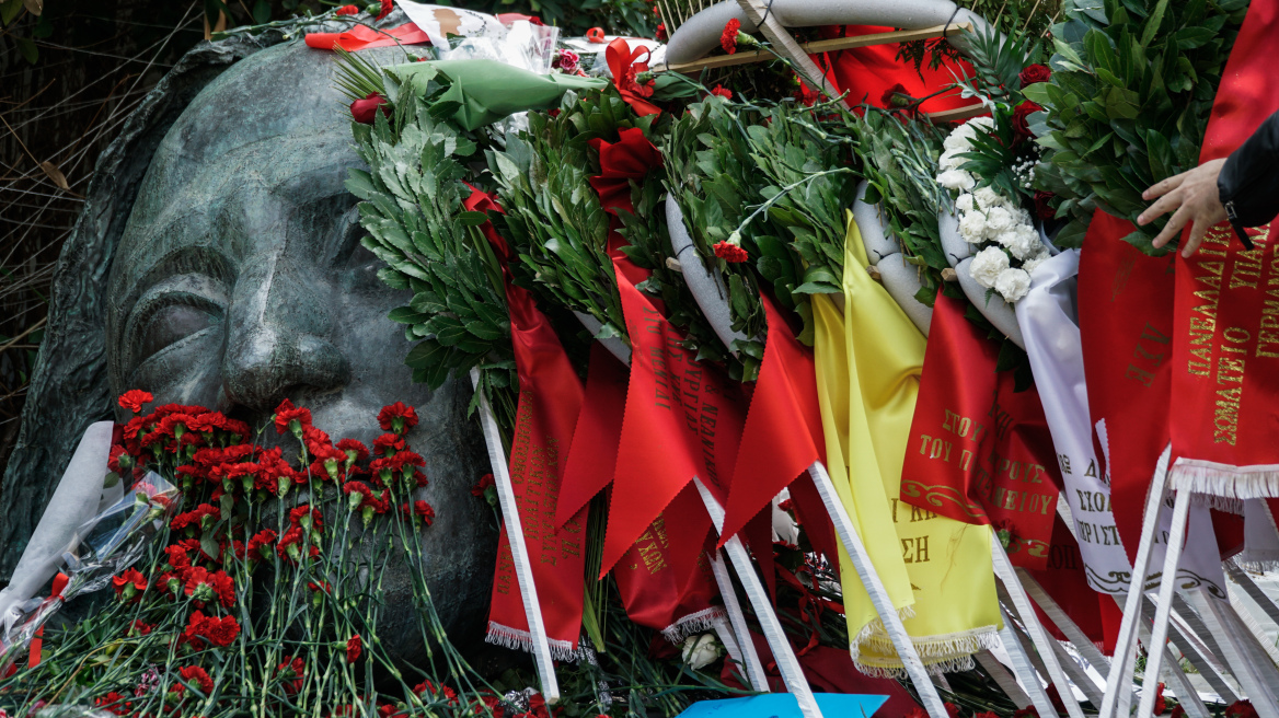 Αντιπροσωπεία του ΚΚΕ και της ΚΝΕ κατέθεσε στεφάνι στο Πολυτεχνείο: «Τα μηνύματά του παραμένουν ζωντανά»