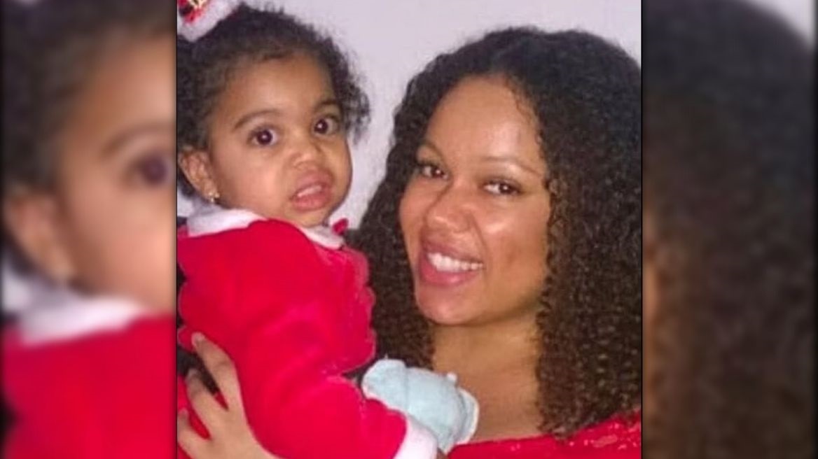 Μητέρα δεν άντεξε τα χρέη της και αυτοκτόνησε πέφτοντας στις ράγες με την κόρη της