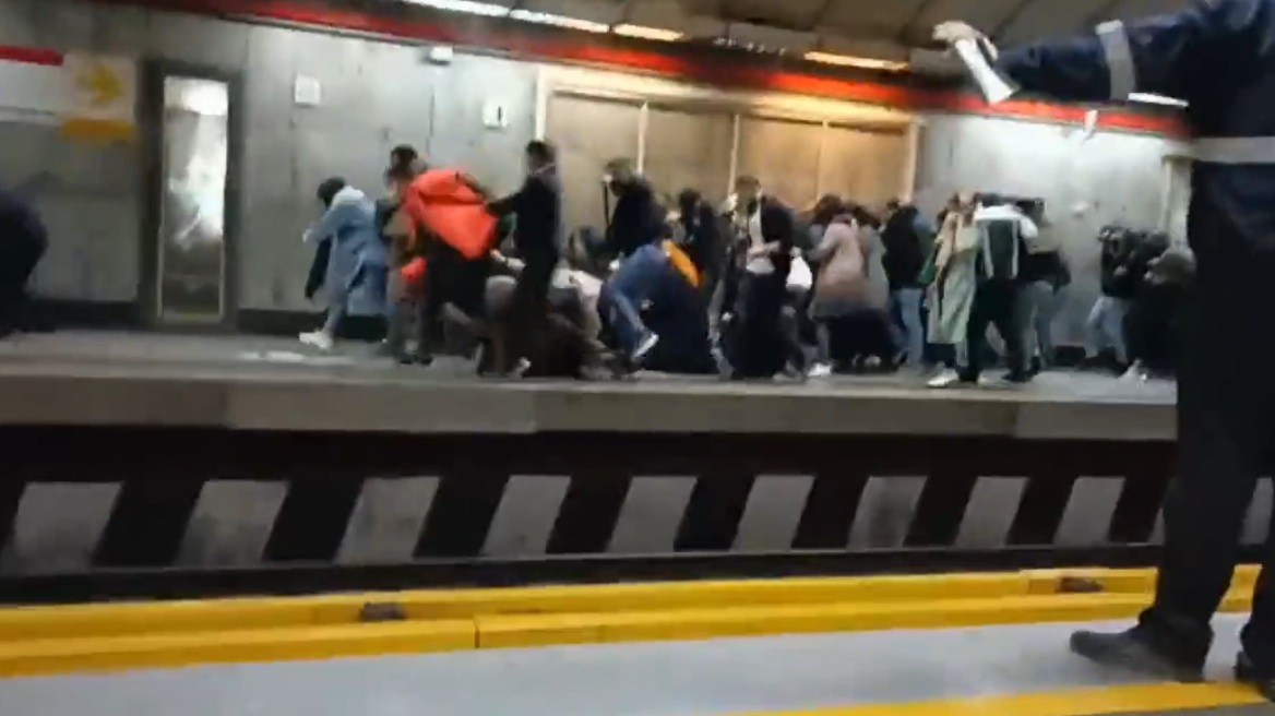 Ιράν: Η αστυνομία άνοιξε πυρ ακόμη και μέσα σε σταθμό του μετρό