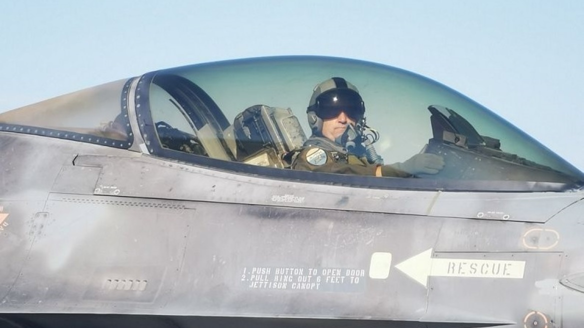 Πολεμική Αεροπορία:  Ο αρχηγός ΓΕΑ πέταξε με μαχητικό από την 115ΠΜ στη Σούδα