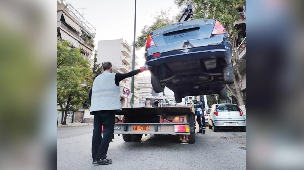 Πάνω από 3.000 εγκαταλελειμμένα οχήματα απομακρύνθηκαν σε τρία χρόνια από δρόμους της Αθήνας
