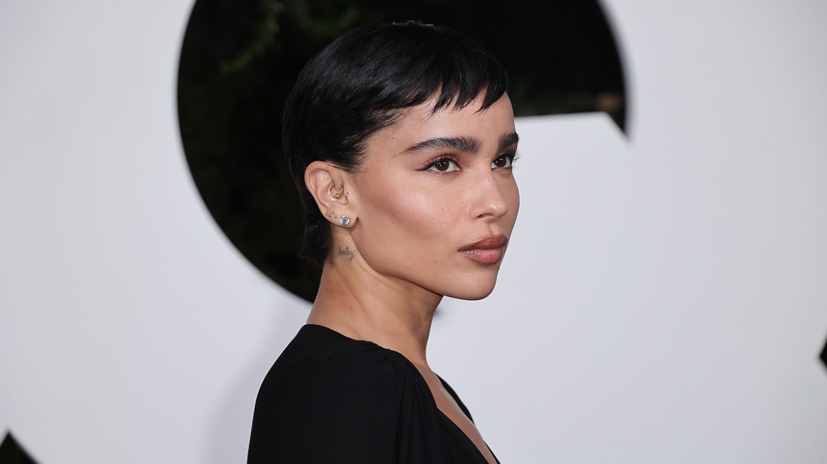 Σχεδόν τόπλες: Σέξι και κομψή η Ζόι Κράβιτζ σε νέα εμφάνιση