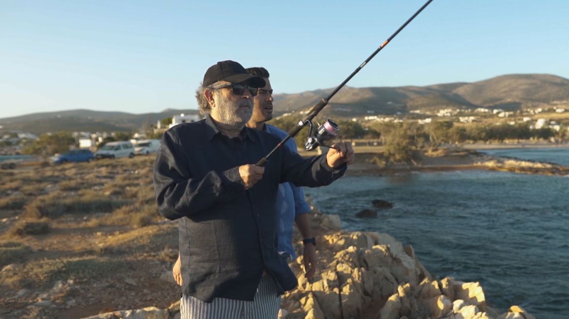 Fishy: Ταξιδεύει στην Πάρο με τον Λάκη Λαζόπουλο
