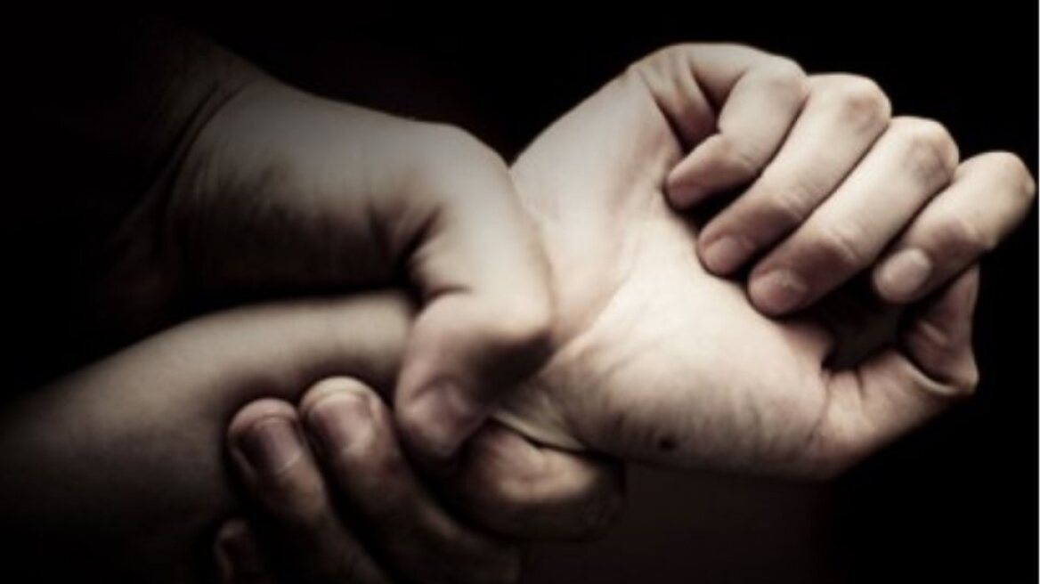 Ηράκλειο: Γιος μπήκε μπροστά σε καβγά για να προστατεύσει την μητέρα του από χτυπήματα του πατέρα