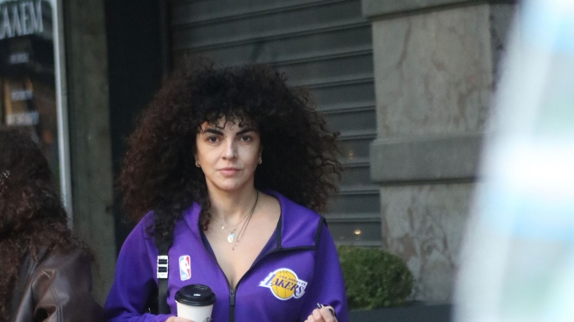 Μαρία Σολωμού: Με κοντό σορτσάκι στο κέντρo της Αθήνας