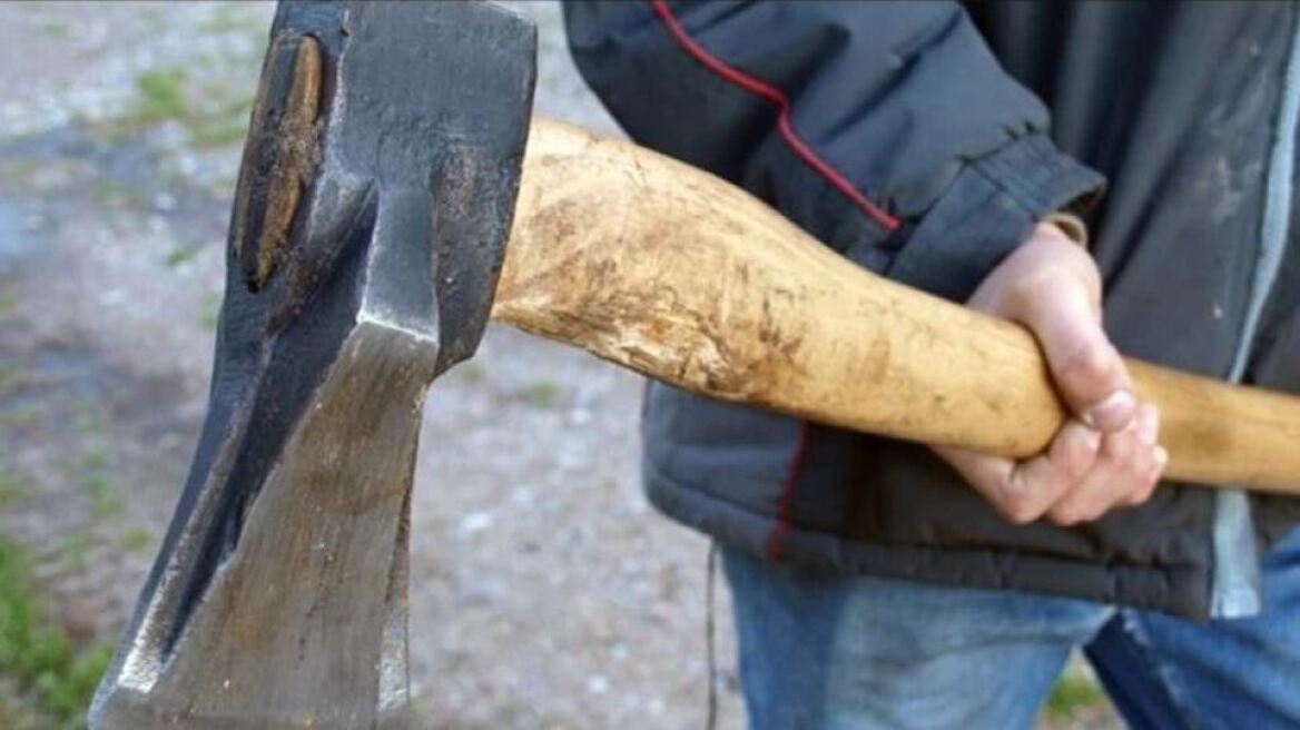 Αγρίνιο: Χτύπησε 45χρονο στην πλάτη με τσεκούρι - Μεταφέρθηκε αιμόφυρτος στο νοσοκομείο