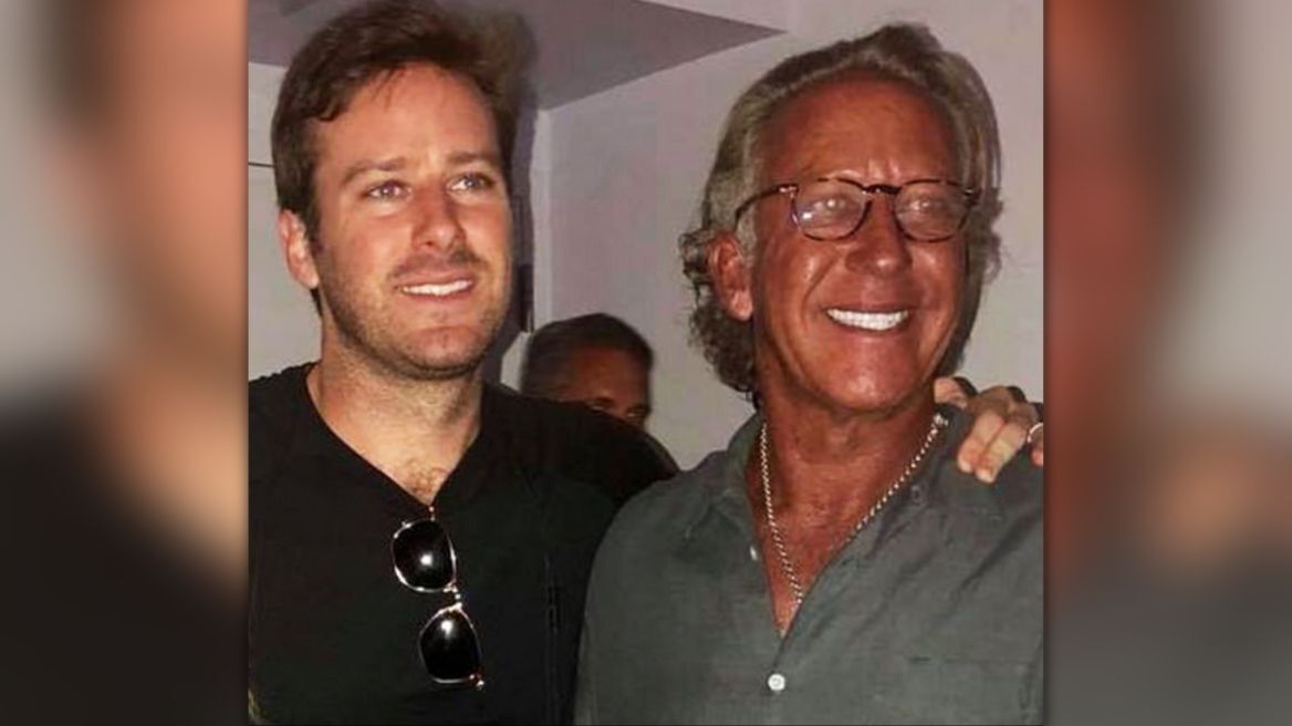  Άρμι Χάμερ: Πέθανε ο πατέρας του - Τα σκάνδαλα και ο «θρόνος του σεξ»