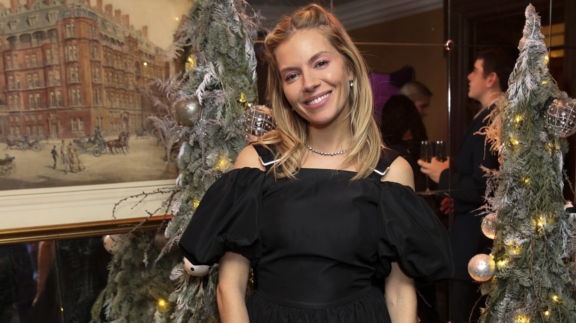 Η Σιένα Μίλερ μόλις φόρεσε ένα μαύρο μίνι φόρεμα με κάλτσες και πανύψηλα πέδιλα