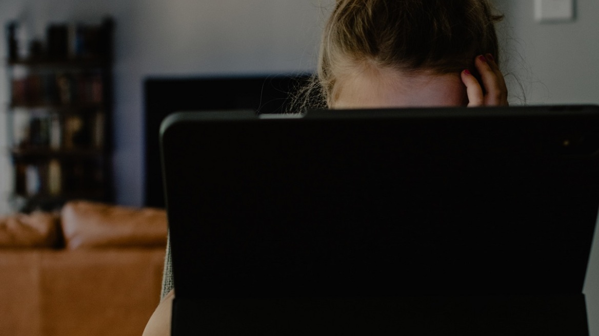 «Μην απαντάτε σε προσβολές»: Πώς θα προστατεύσουμε τα παιδιά μας και τον εαυτό μας από τον διαδικτυακό εκφοβισμό