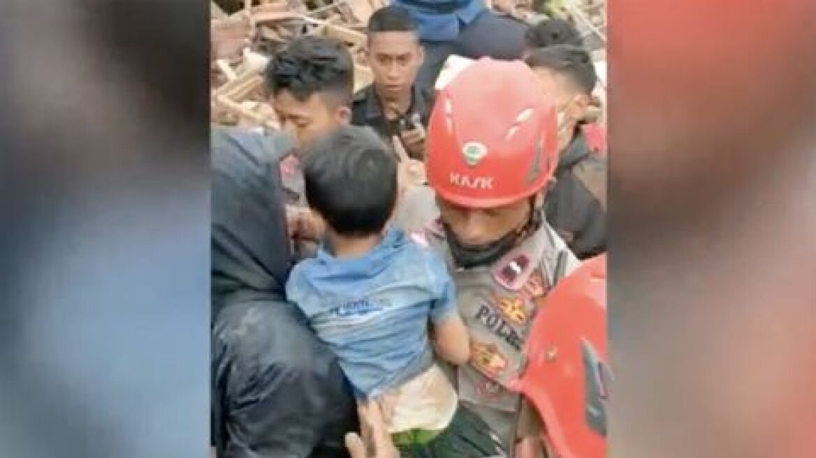 Ινδονησία - Σεισμός: Ανέσυραν ζωντανό 5χρονο αγόρι δύο ημέρες μετά τα 5,6 Ρίχτερ