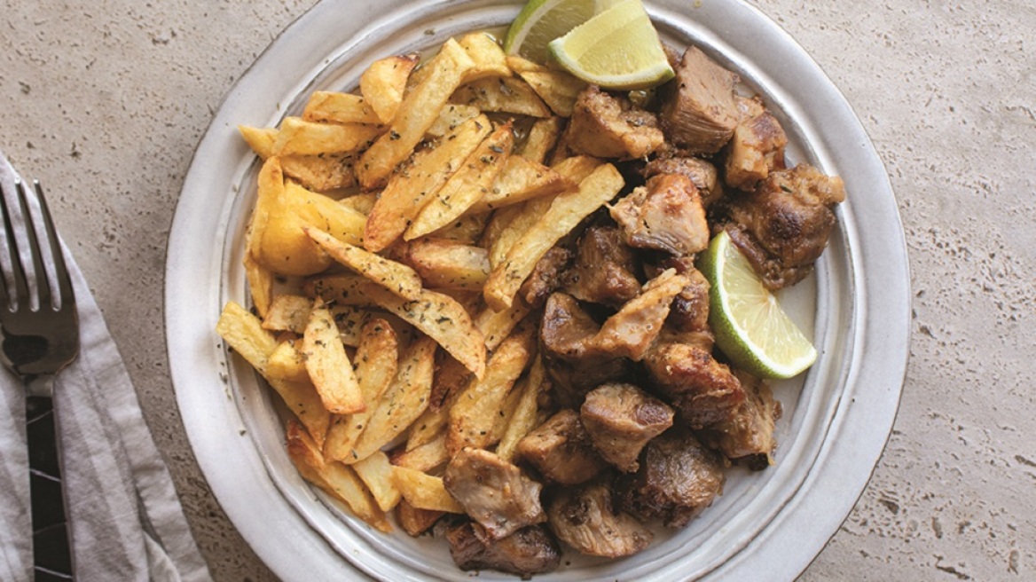 Χοιρινή τηγανιά με τηγανητές πατάτες