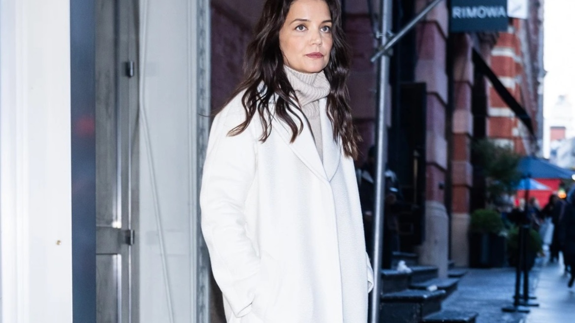 Κέιτι Χολμς: Μόλις φόρεσε το απόλυτο σύνολο για τις βόλτες του Σαββατοκύριακου