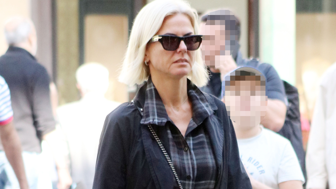 Η Χριστίνα Κοντοβά σε μία χαλαρή εμφάνιση που αποδεικνύει πως το total black look είναι σταθερή αξία