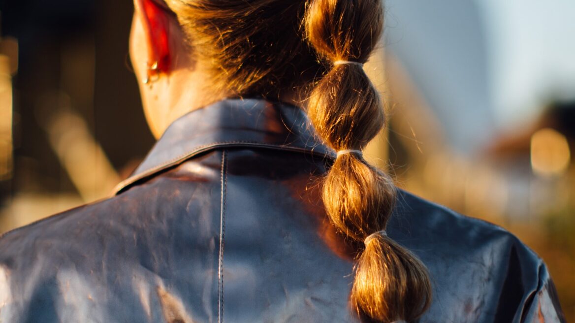 10 stylish τρόποι να πιάσετε τα μαλλιά σας απόψε