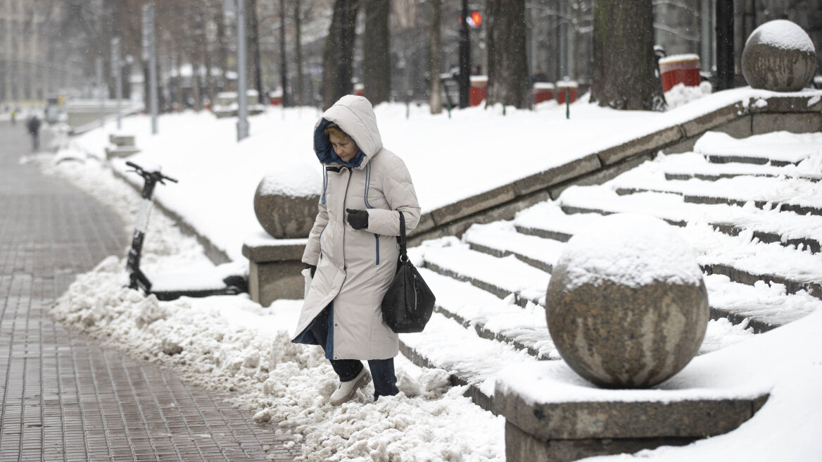 Ουκρανία: Στο Κίεβο χιονίζει και εκατομμύρια Ουκρανοί παραμένουν χωρίς ηλεκτρικό ρεύμα