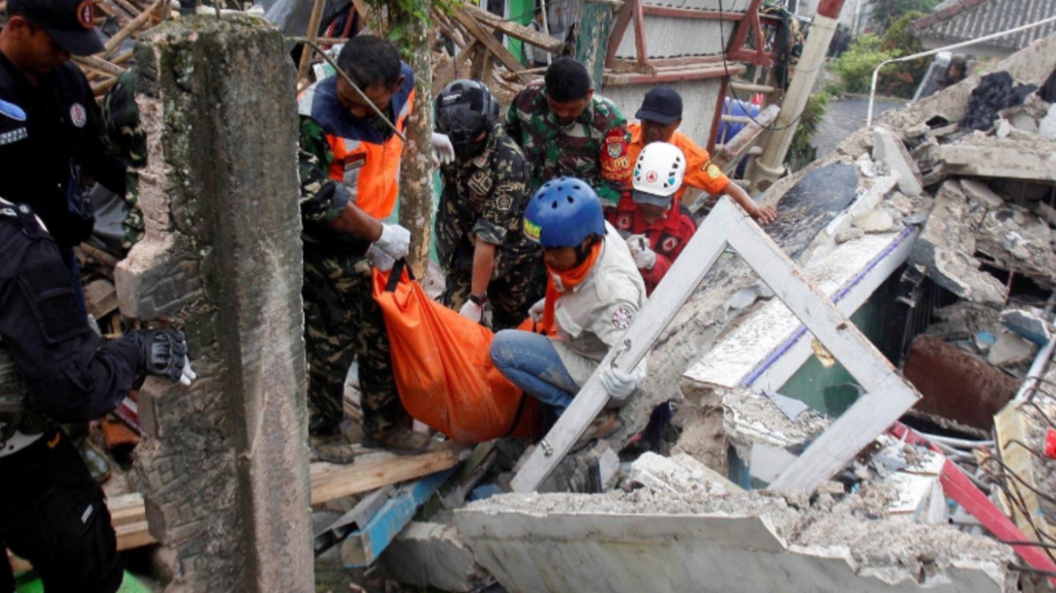 Ινδονησία: Σε 318 αυξήθηκε ο αριθμός των νεκρών από τον σεισμό της Δευτέρας