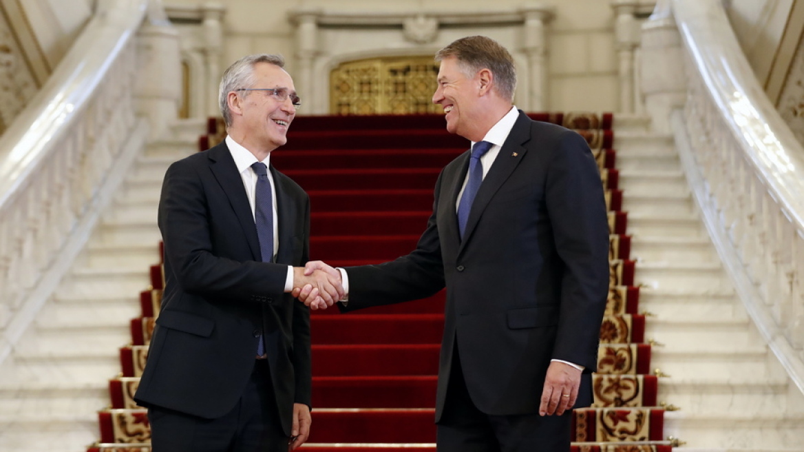 Ρουμανία: Το ΝΑΤΟ να ενισχύσει την ανατολική του πτέρυγα, ζητά ο Γιοχάνις από τον Στόλτενμπεργκ