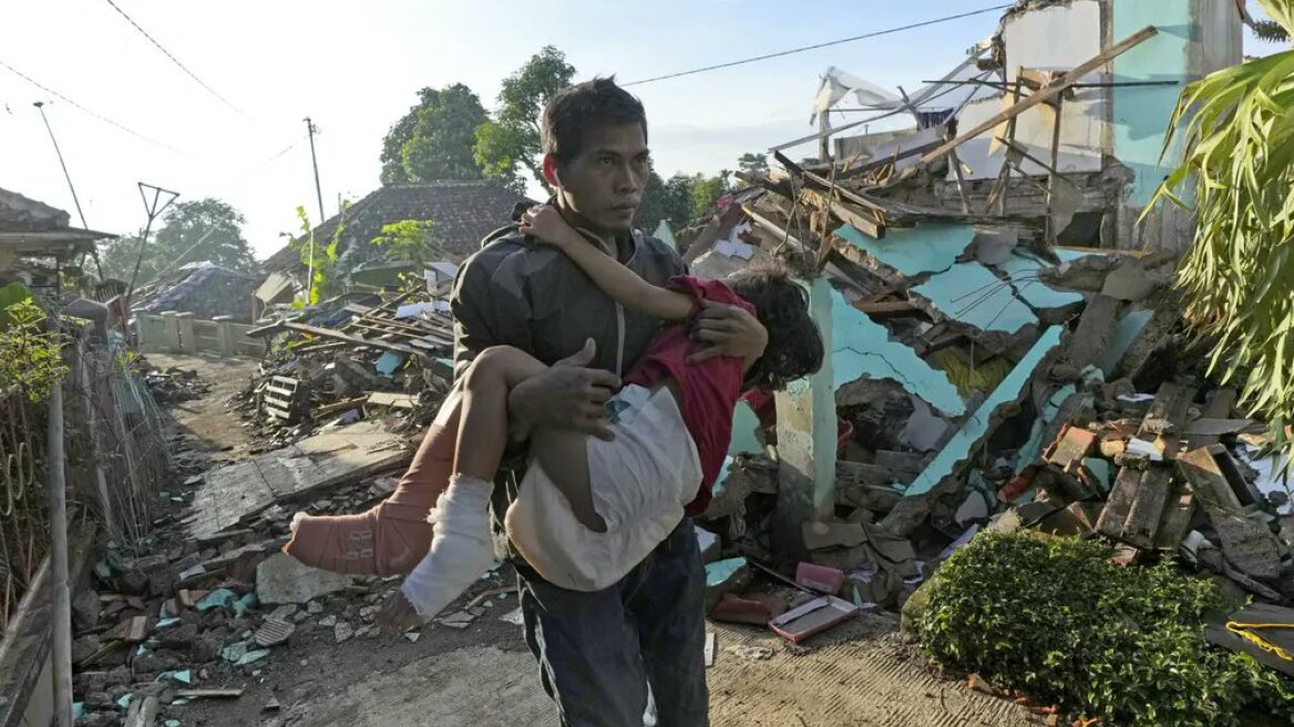 Σεισμός στην Ινδονησία: Στους 321 νεκρούς αυξήθηκε ο απολογισμός των θυμάτων