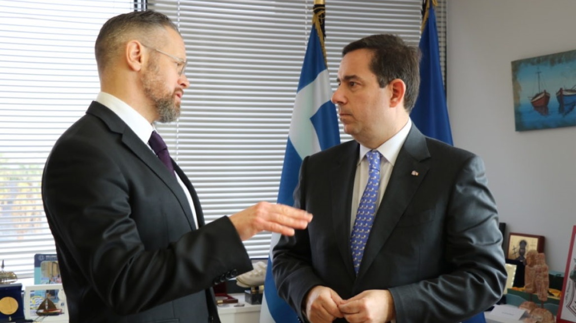 Σχέδιο ενίσχυσης των εθελοντικών επιστροφών μεταναστών συζήτησαν Μηταράκης - Frontex