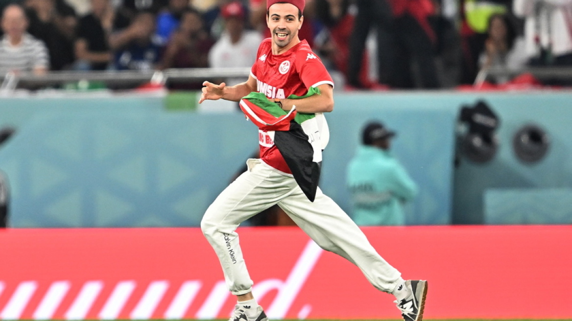 Μουντιάλ 2022, Τυνησία - Γαλλία: Οπαδός μπήκε στον αγωνιστικό χώρο με σημαία της Παλαιστίνης - Δείτε βίντεο 