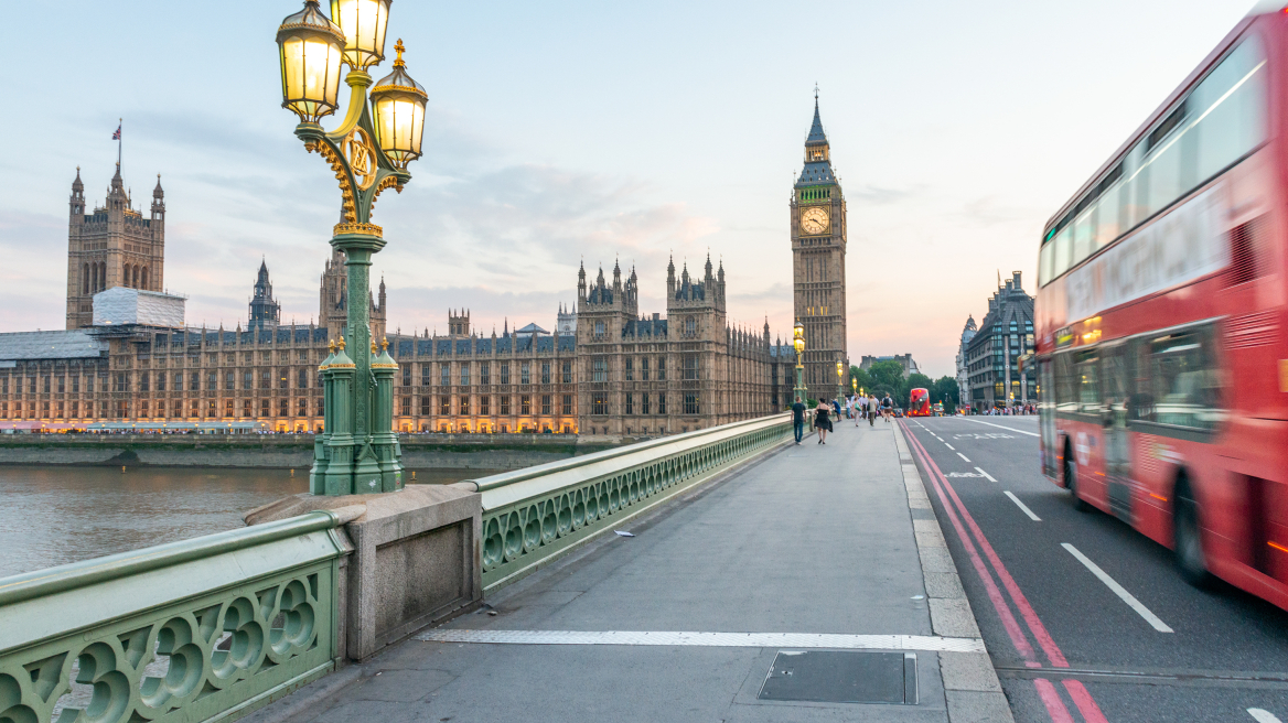 Ακρίβεια: Ένας στους τρεις Βρετανούς ζητά δανεικά για να πληρώσει τους λογαριασμούς