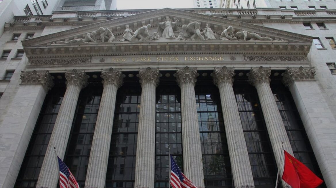 Wall Street: Η βαριά σκιά του κινεζικού δράκου «έβαψε» κόκκινους τους δείκτες