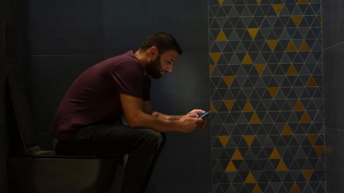 Γιατρός απαντά στο πόση ώρα πρέπει να περνάτε στην τουαλέτα με το τηλέφωνό σας