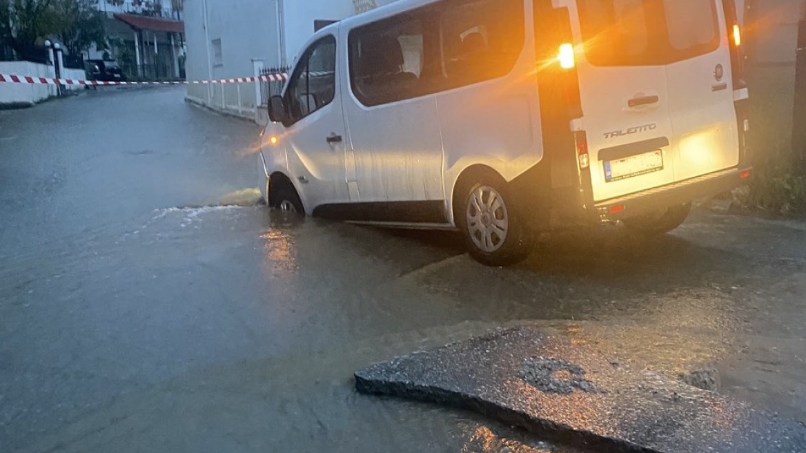 Κακοκαιρία «Άριελ»: Πλημμύρες σε καταστήματα στον Πλαταμώνα