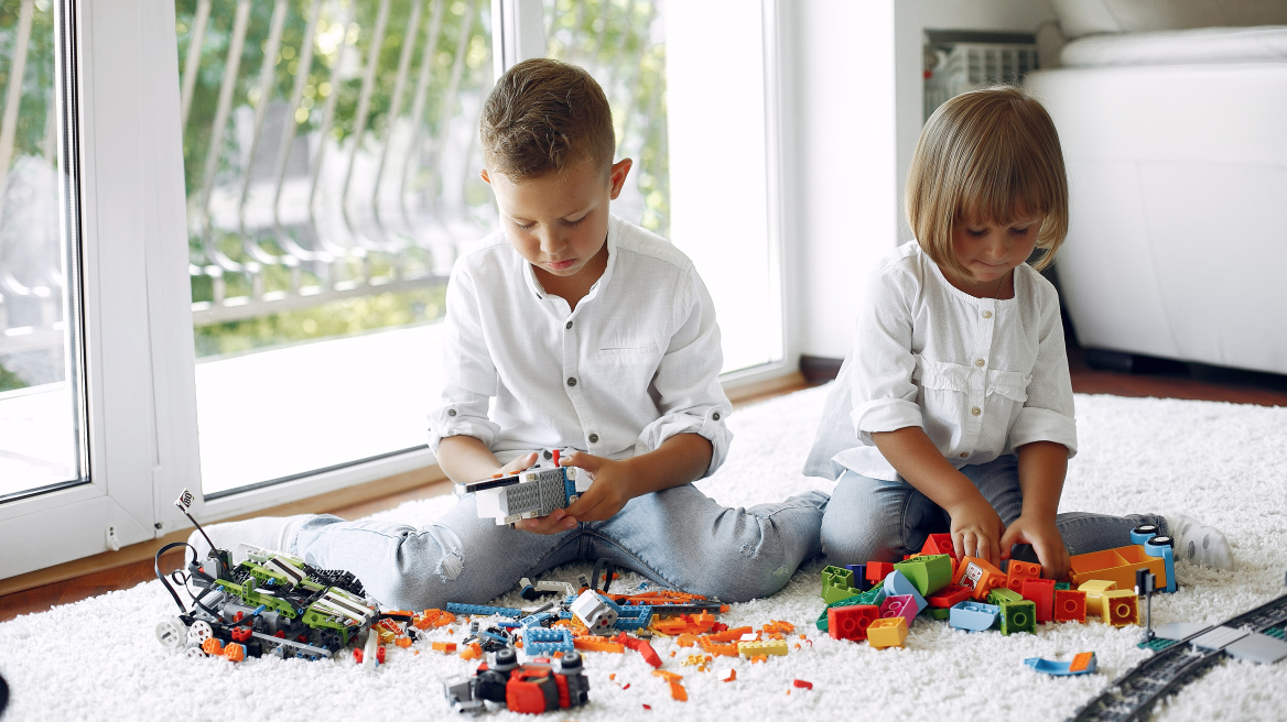 Οι μαγικές ιστορίες των παιχνιδιών Lego και Playmobil