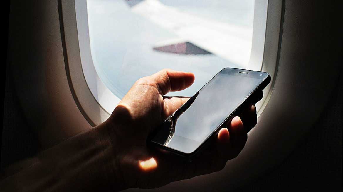 Πράσινο φως από την ΕΕ για τη χρήση κινητών σε αεροπλάνα - Τέλος η «λειτουργία πτήσης»