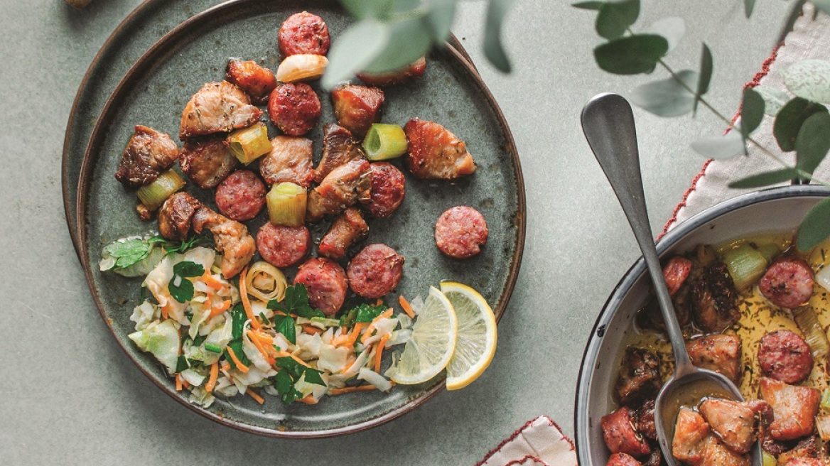 Πρασοτηγανιά με χοιρινό και λουκάνικο