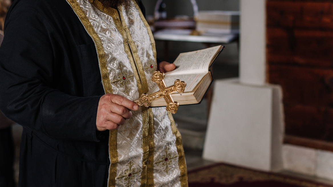 Σαλαμίνα: Χυδαίες εκφράσεις από ιερέα στη Σαλαμίνα - Έβριζε τους πιστούς, δείτε βίντεο