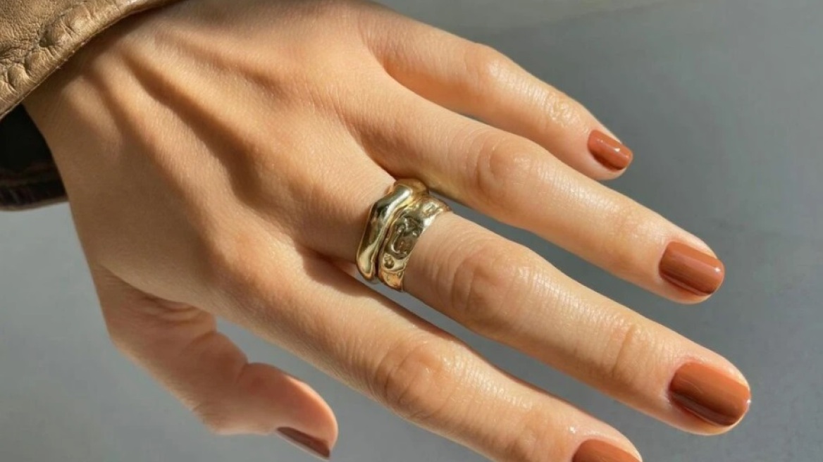 Εφαρμόστε αυτό το pro tip και το βερνίκι στα νύχια σας δεν θα ξεφτίσει ξανά