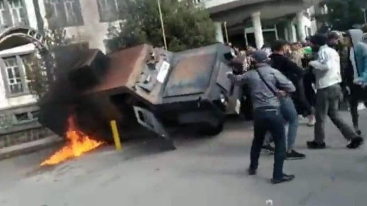 Συρία: Νεκροί ένας διαδηλωτής και ένας αστυνομικός εν μέσω οργισμένης κινητοποίησης στα νότια (βίντεο)