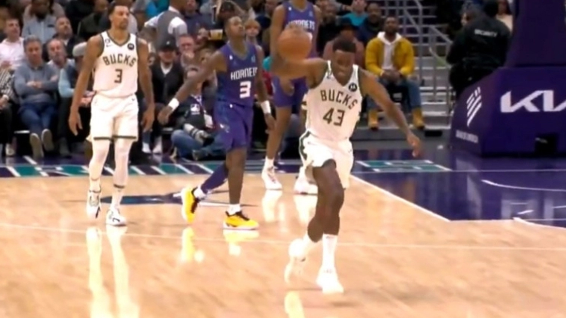 Ο Θανάσης έκλεψε τη μπάλα, πανηγύρισε και δέχτηκε τεχνική ποινή - Δείτε βίντεο