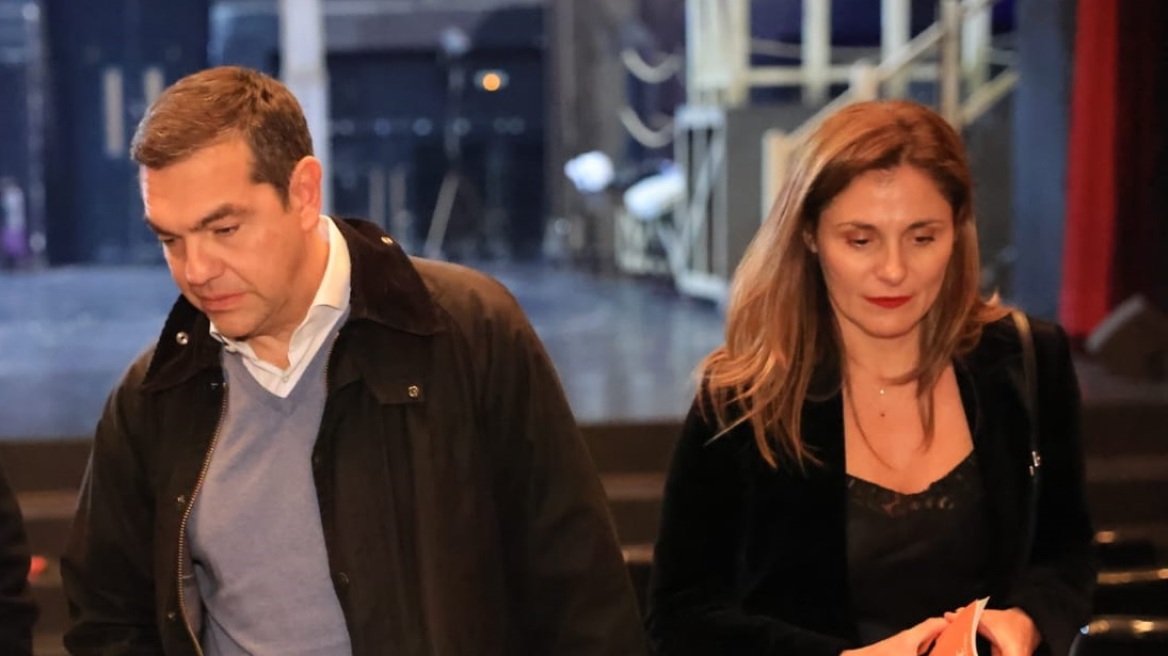 Μπέτυ Μπαζιάνα: Με μαύρο σύνολο στο θέατρο (φωτογραφίες)