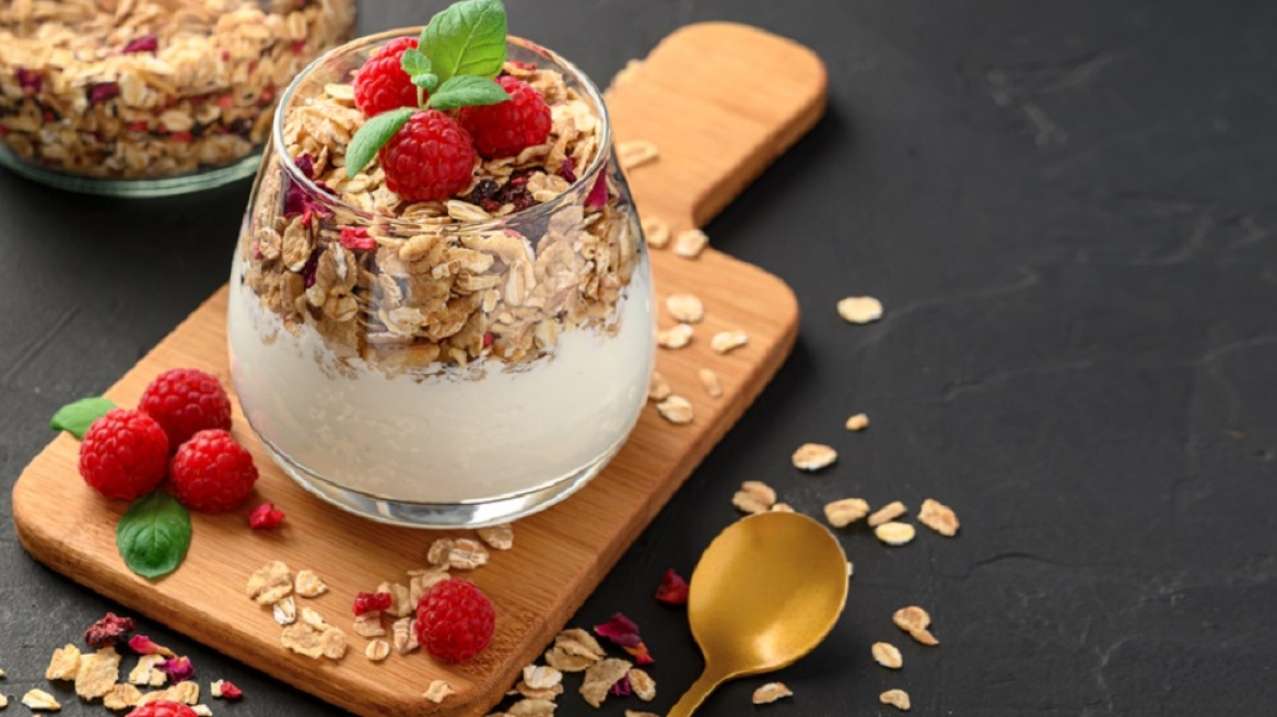 Πώς να φτιάξετε ένα εύκολο και θρεπτικό σνακ με γιαούρτι και γκρανόλα