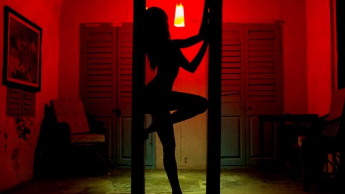 Πέντε συλλήψεις σε οίκους ανοχής στην Αθήνα στη διάρκεια ελέγχων για την εμπορία ανθρώπων 