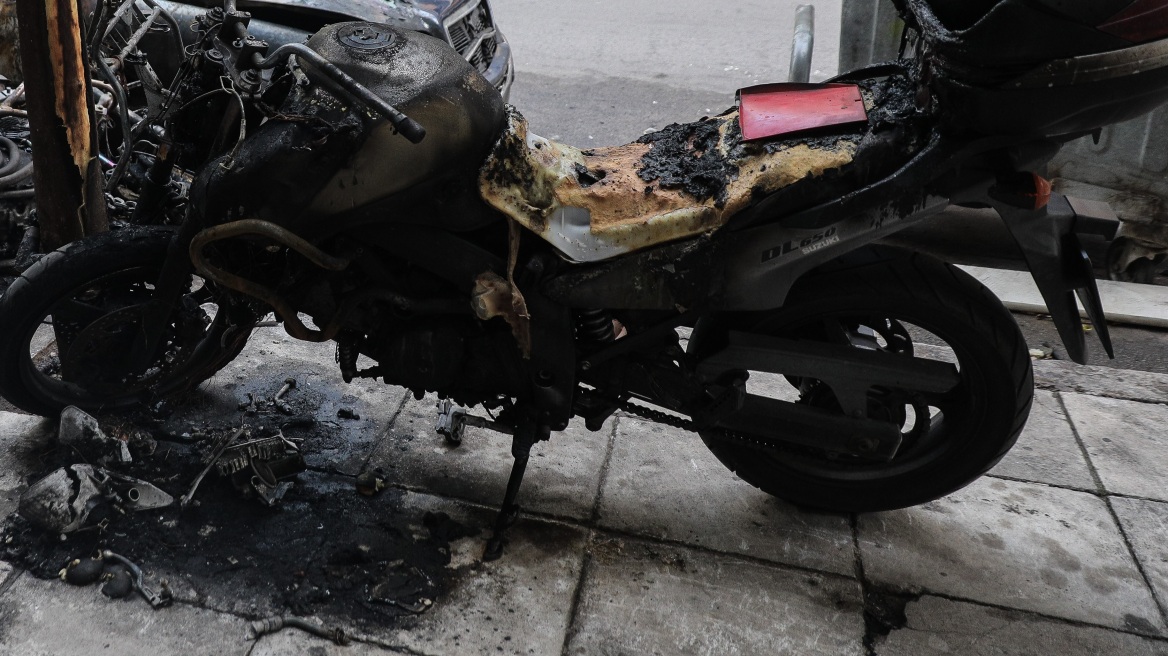 Κυψέλη: Εμπρησμός σε τρεις μοτοσικλέτες - Ζημιές σε πολυκατοικία
