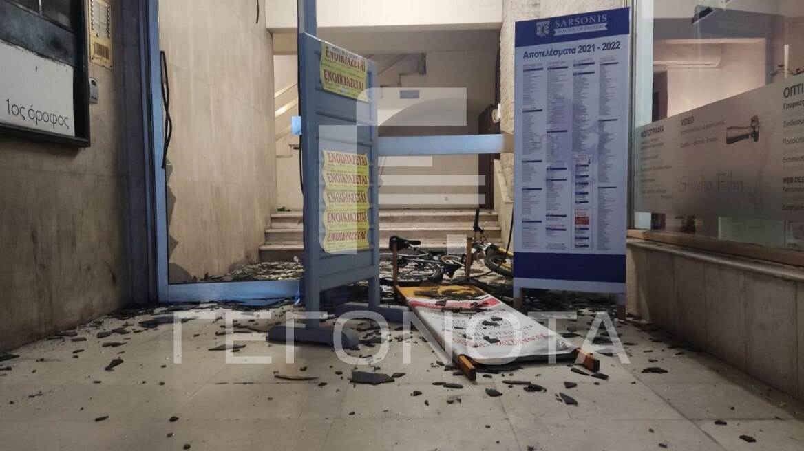 Επέτειος δολοφονίας Γρηγορόπουλου: Επίθεση στα γραφεία της ΝΔ στο Βόλο κατά τη διάρκεια της πορείας