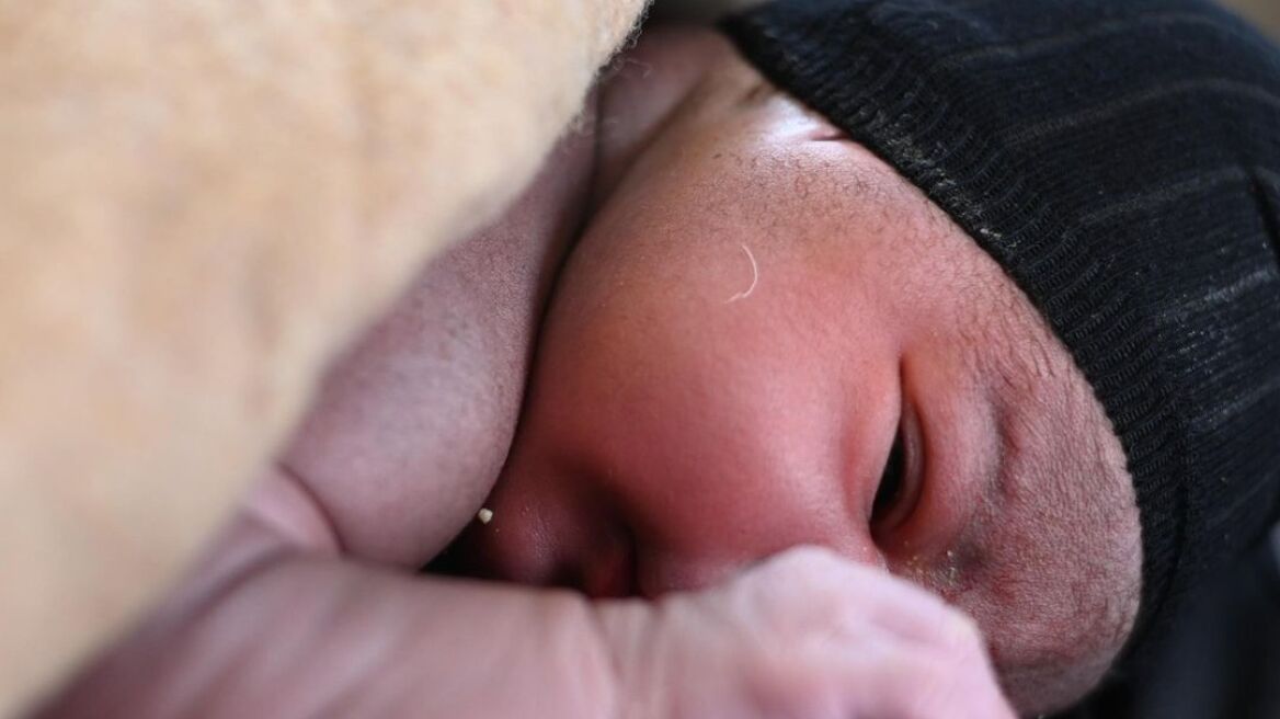 O νεογέννητος Ali βρίσκεται ακόμη στο πλοίο διάσωσης των Γιατρών Χωρίς Σύνορα στη μέση της Μεσογείου