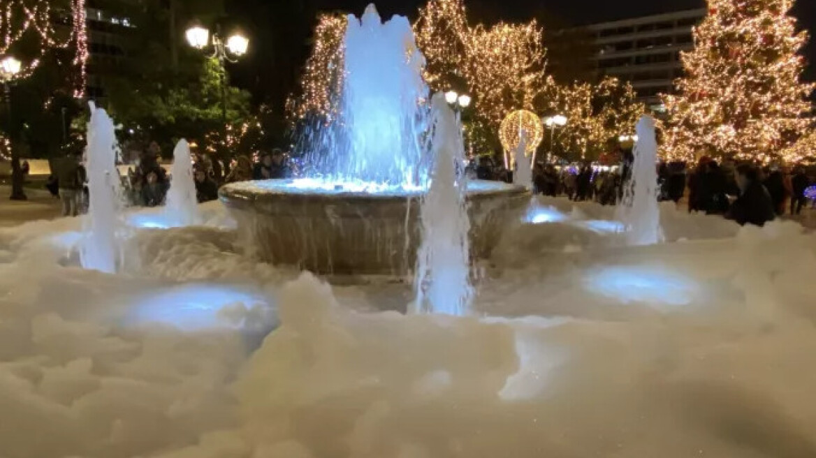 Βίντεο: Η στιγμή που το συντριβάνι στην πλατεία Συντάγματος βγάζει... αφρούς