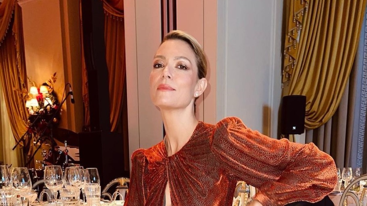 Η Βίκυ Καγιά με μακρύ, πορτοκαλί φόρεμα σαν χολιγουντιανή σταρ