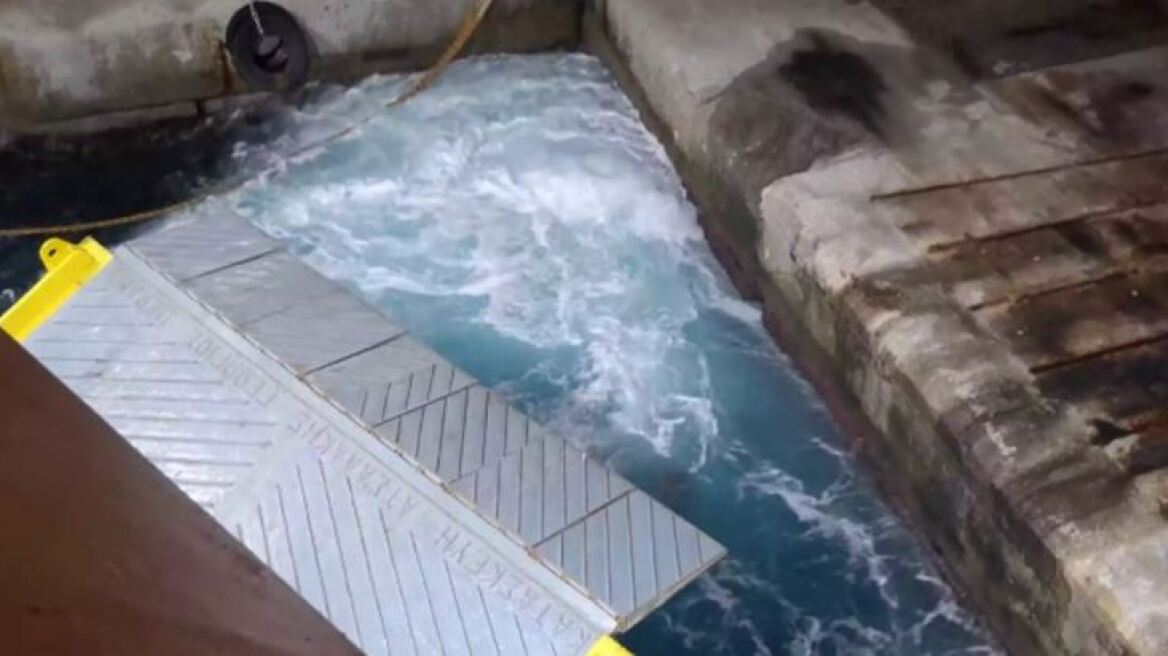 Κακοκαιρία «Gaia» - Ρόδος: Η τρελή πορεία πλοίου προτού δέσει στο λιμάνι 