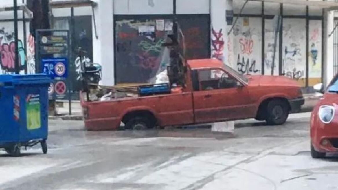 Τρίκαλα: Λακκούβα «κατάπιε» αγροτικό - Δείτε φωτογραφίες