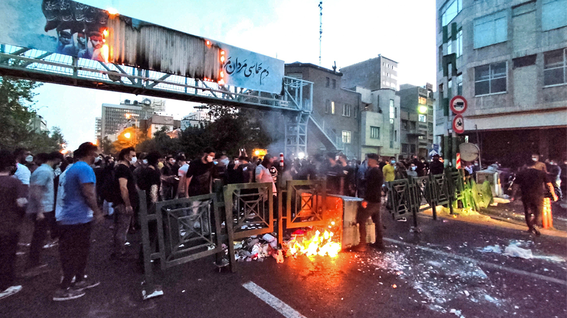 Ιράν: Απελευθερώθηκαν τρεις καλλιτέχνες - Συνεχίζονται οι διαδηλώσεις για τη Μαχσά Αμινί