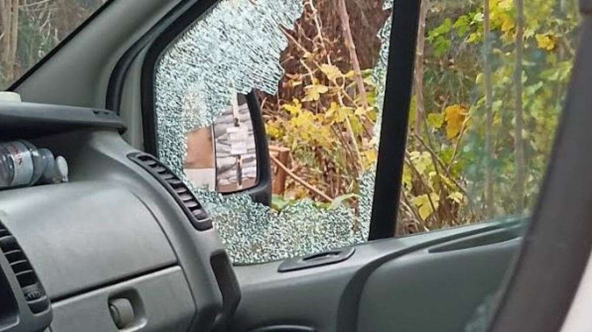 Μεταμόρφωση: Αδέσποτη σφαίρα έσπασε τζάμι εν κινήσει οχήματος κοντά σε καταυλισμό Ρομά